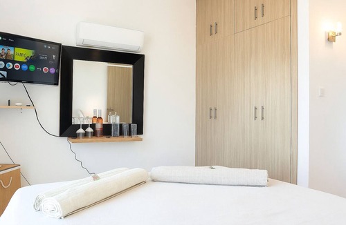 Oroklini Bed & Breakfast | Sea View Oasis: Private Room, Pool, Beach & Gym