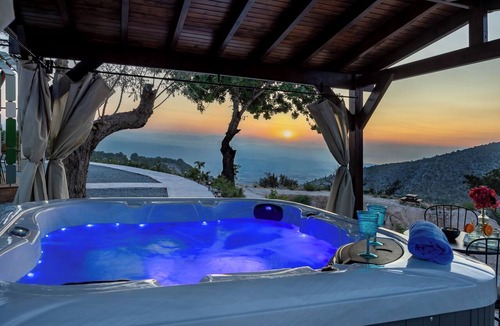 Peristerona Cabin | Seaview Wooden Cabin With Jacuzzi