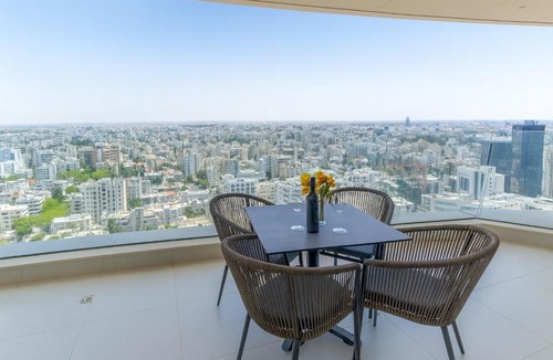 City Centre Apartment | SkyHigh Central 360 Gym & Pool