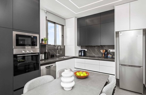 Universal Apartment | The Emblem Residence by Nomads