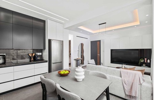 Universal Apartment | The Emblem Residence by Nomads