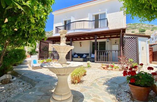 Peyia Town Villa | VILLA ALICIA with priv pool, beautiful garden and shady veranda- 5 min to the beach
