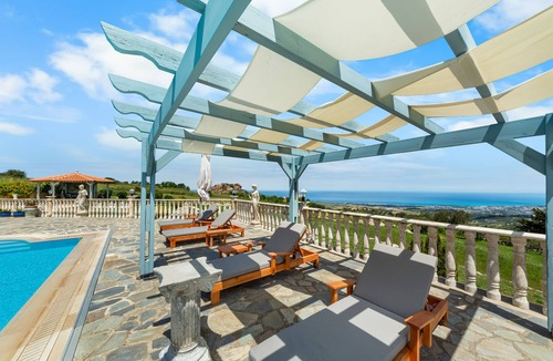 Lara Cottage | Villa Chara - a villa that sleeps 8 guests in 4 bedrooms