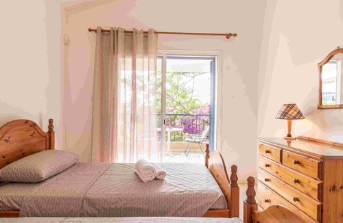 Universal House | Villa Nadezda – 3-Bedroom Villa with Pool near Paphos Harbour