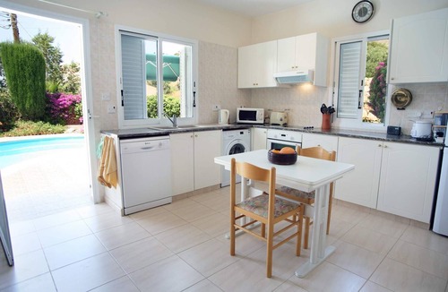 Peyia Town Villa | Villa with priv. Pool, beautiful garden and shady veranda - 5 min to the beach