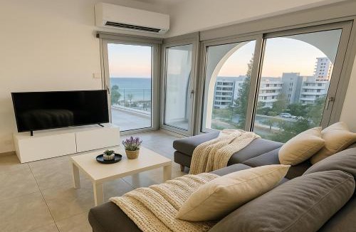 Agios Tychon Apartment | White Sea View Apartment