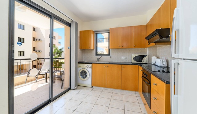 2 bed Apartment Overlooking Pool - Oroklini