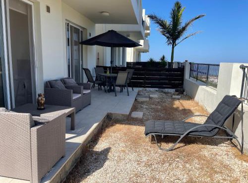 2 bed apt mountains and costal views with pool