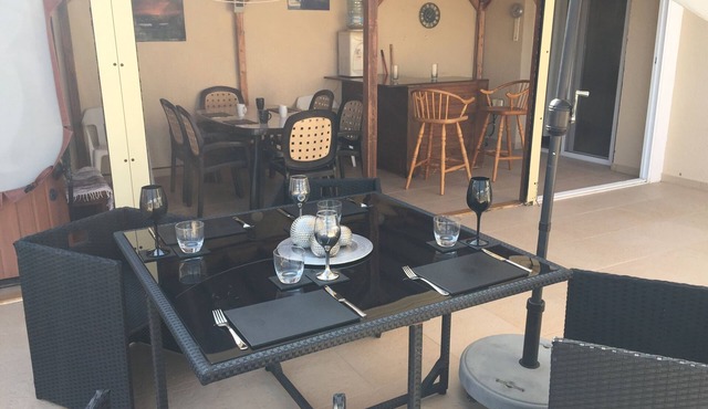 2 Bed Flat - Sleeps 4 - Pool - Parking - Wifi