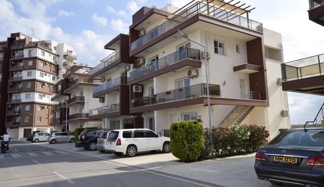 2 BEDROOM FLAT WITH POOL AND RESTAURANT VIEW, 15 MIN WALK TO SANDY LONG BEACH in Trikomo