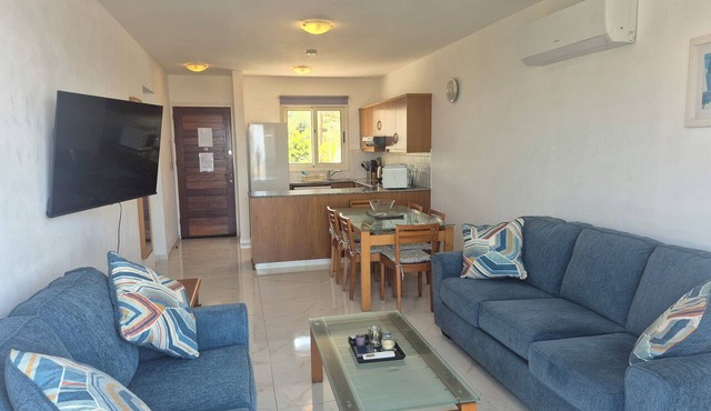 2 bedroom Penthouse apartment, stunning views, Aircon, 2 pools, Free WIFI in Peyia Village