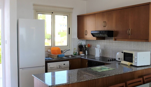 2 bedroom Penthouse apartment, stunning views, Aircon, 2 pools, Free WIFI in Peyia Village