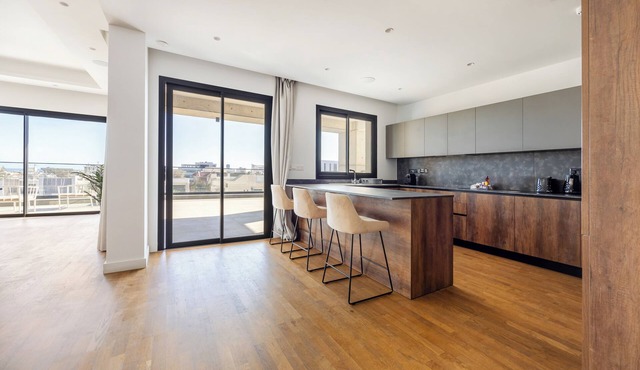 301 Piliou - Large Terrace & Rooftop Communal Pool
