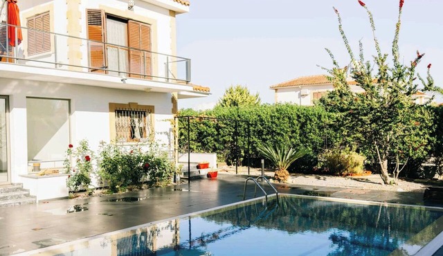 4-Br Villa, Sleeps 9, Pool, Parking, Walk to Beach in Iskele