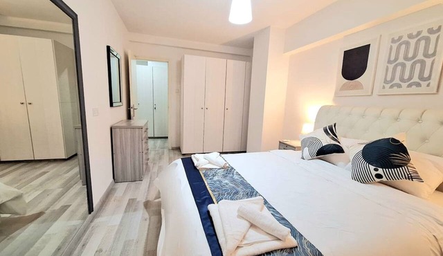 Abstract by the Sea, Cozy Family Apartment Finikoudes in Larnaka