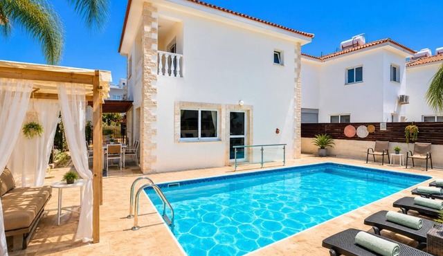Argiro Bright Villa - Four Bedroom Villa, Sleeps 8 in Pernera
