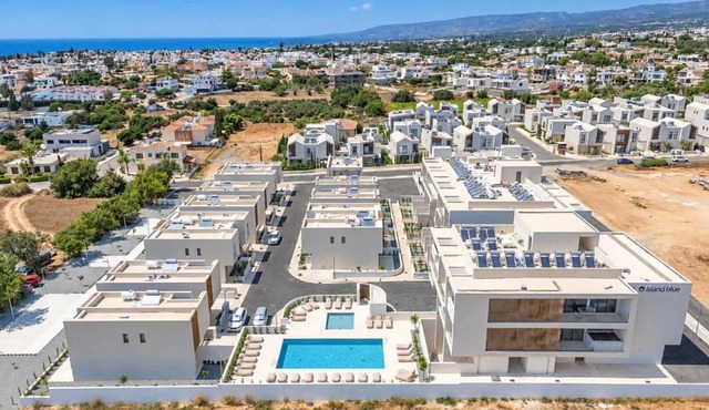 Avalon Gardens A001 - Resort Studio - Pool Gym & Private Terrace in Emba