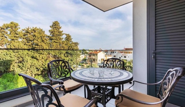 Casino & Mall Jacuzzi Penthouse in Lemesos