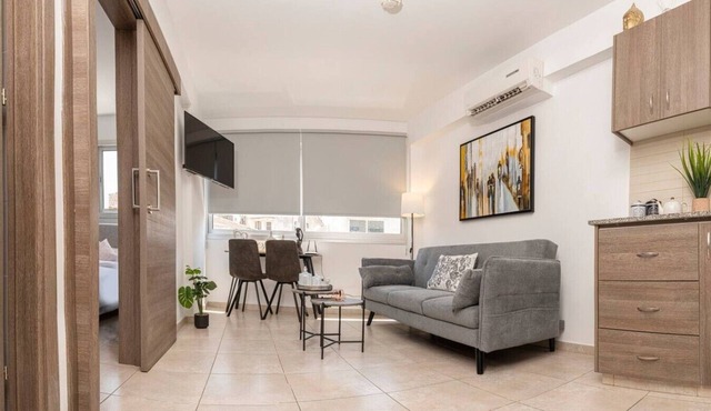 Central 1 bedroom flat, near sea
