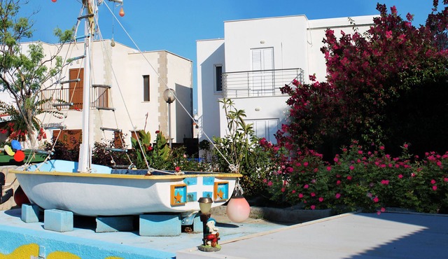 Cozy Beachfront Villa with free wifi and parking ideal for family vacationers. in Pervolia