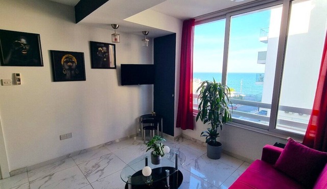 Cozy Sea View Apt w/pool access + Netflix