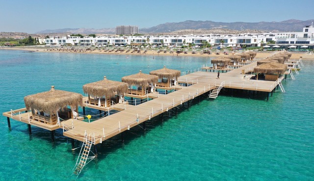 Cyprus Luxury, 400m private beach of the apartment complex, 200m from the pool