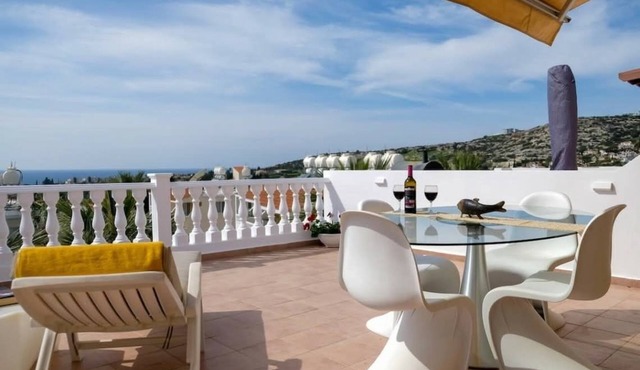 D204 Fontana - A beautiful 2 bedroom apartment with sea views and hot tub . in Pegeia