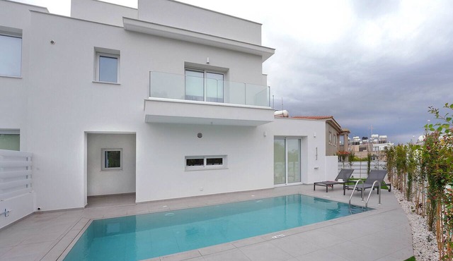 Eclipse: New Private 4-Bed Villa, Central Napa