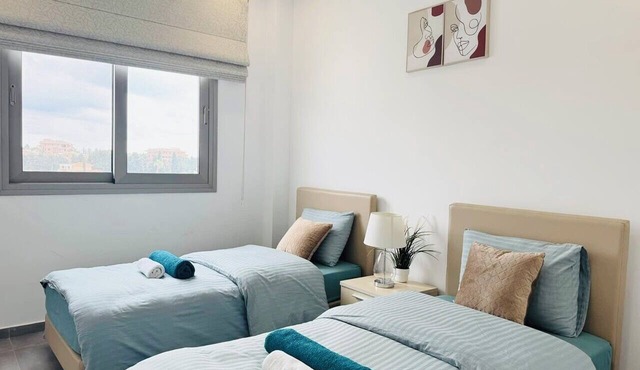 Elysia Park B7 - Center Paphos - Sunny 2BR w/Balcony, Pools & Gym in Paphos