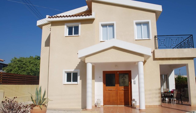 Exclusive Quiet Villa in Residential area of Peyia with Private Pool & Sea Views in Peyia
