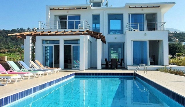 Ferienvilla mit Infinity Pool by Interhome