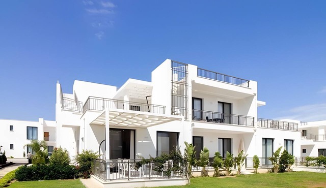Garden Apartment by the Sea for 3 Guests, Wi-Fi, AC, Pool, Quiet Location