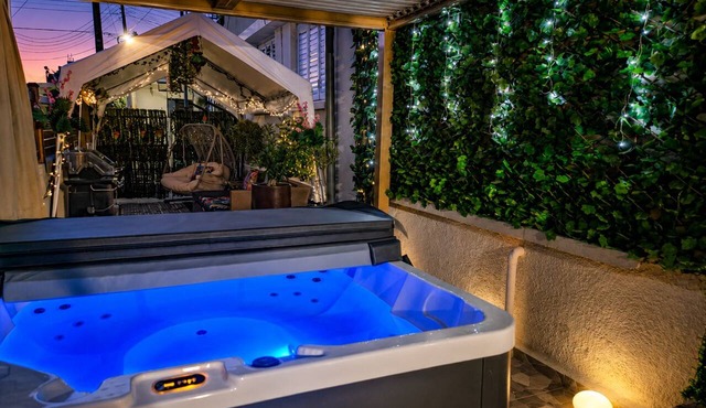 Heated Jacuzzi & Luxury Garden Retreat Larnaca in Larnaka