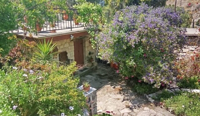 Lantana Stone House. Where the wild thyme scents the stone. in Lemona