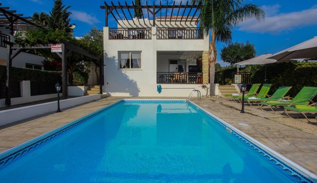 Luxury 3 bed villa with 2 bathrooms with large private pool