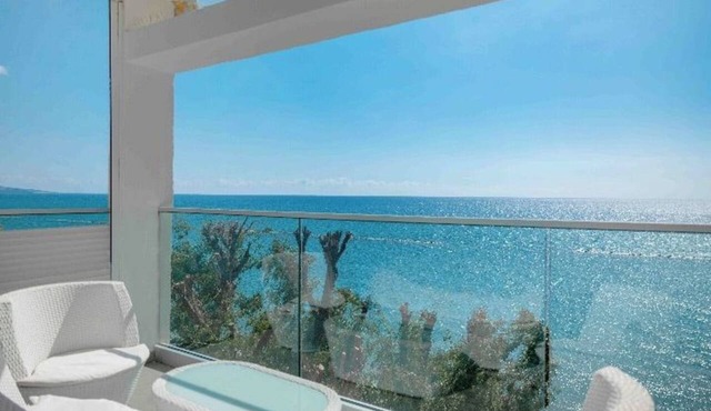 Luxury Beach Front Flat Kyma 3 in Germasogeia