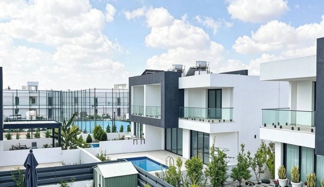 Luxury Family Villa - Private Pool - 5 Mins to Beach - Park & Cafes Nearby