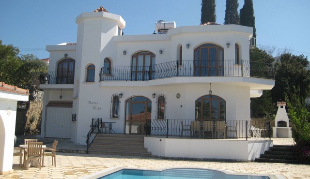 Luxury Villa with Large Private Pool and Landscaped Garden, Free Wifi