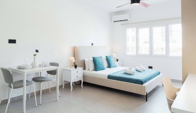 Modern Central Studio Walk to Beach & Dining in Lemesos