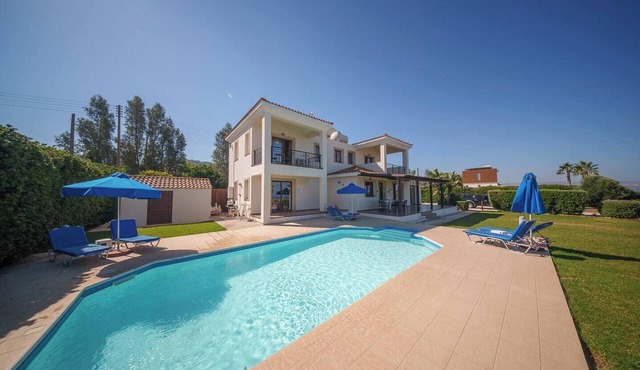 Ocean Breeze-Seafront Villa