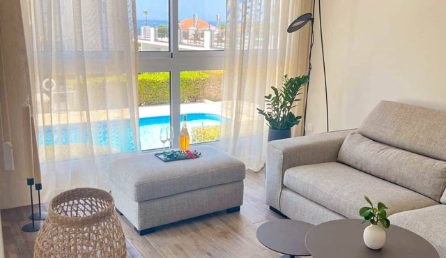 Palemisos Sea Breeze Apt & pool, Sleeps 4