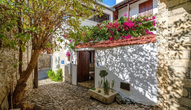 Phaedrus Living: Lania Traditional Cottage in Laneia