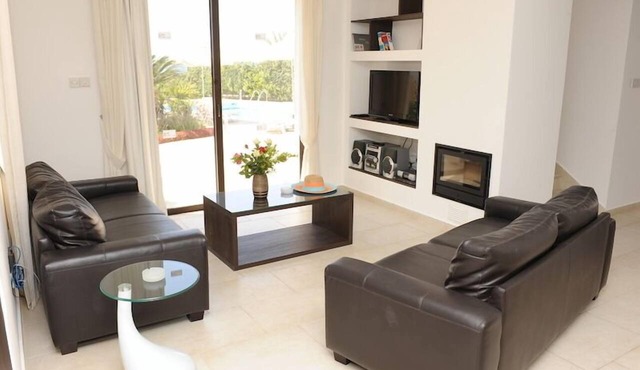 Platzia Beach Villas in Kissonerga