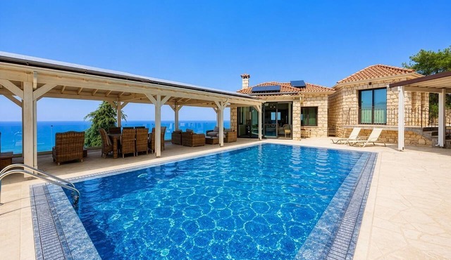 Pomos View Villa - Four Bedroom Villa, Sleeps 8 in Pomos
