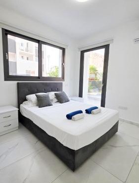Poolside Lux Apartment