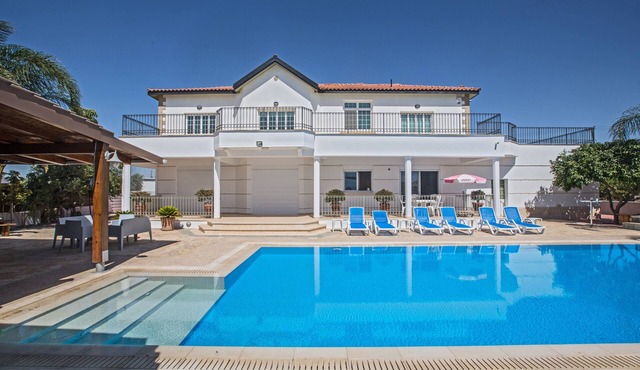 Protaras Papas Family Villa AN75 - a villa that sleeps 10 guests in 5 bedrooms
