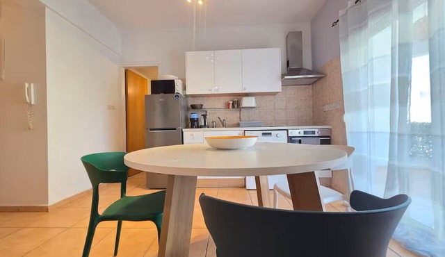 Quiet 1BR + Pool, 300m to beach, 100m to Supermarket, Walk to Dining in Limassol