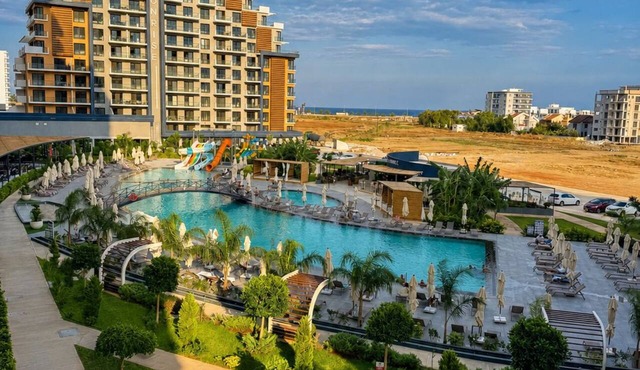 Riverside Life Resort: Modern Apartment with Ocean View & Pool in Trikomo