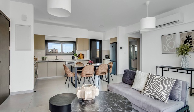 Sanders Elgio - Cute 2-bdr Apt With Balcony