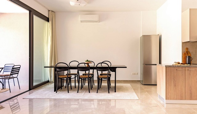 Sanders River Plaza - Neat 2-Bdr Apt with Balcony in Ayios Tychonas